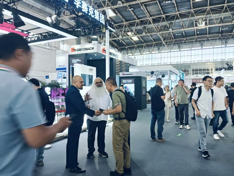 1748841456861274.jpg machine à fenêtres en aluminium.jpg