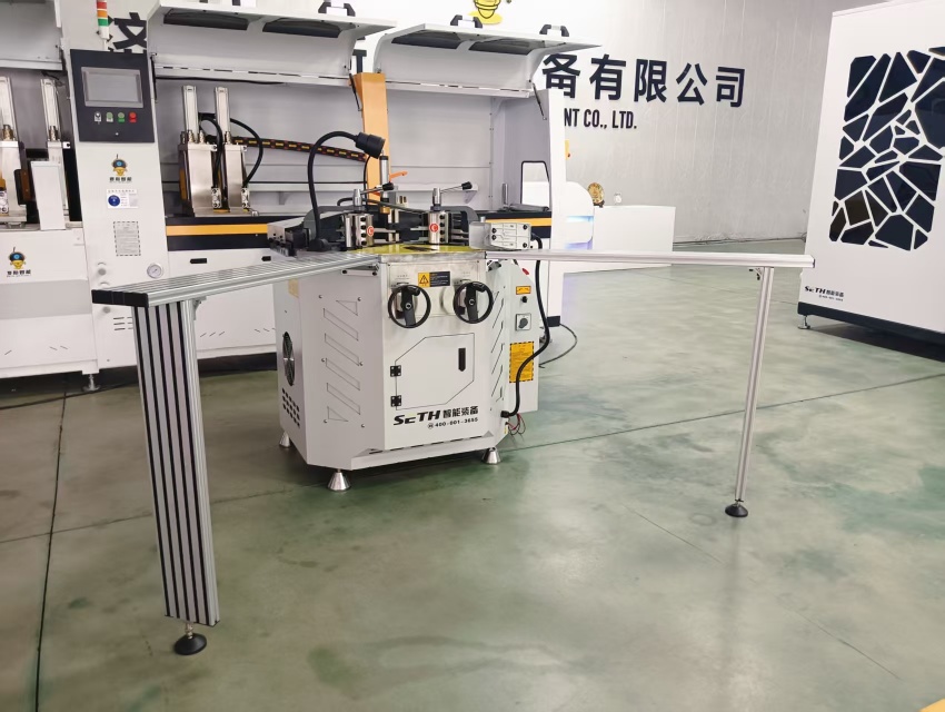 1757309867827901.jpg machine à sertir les coins des fenêtres.jpg