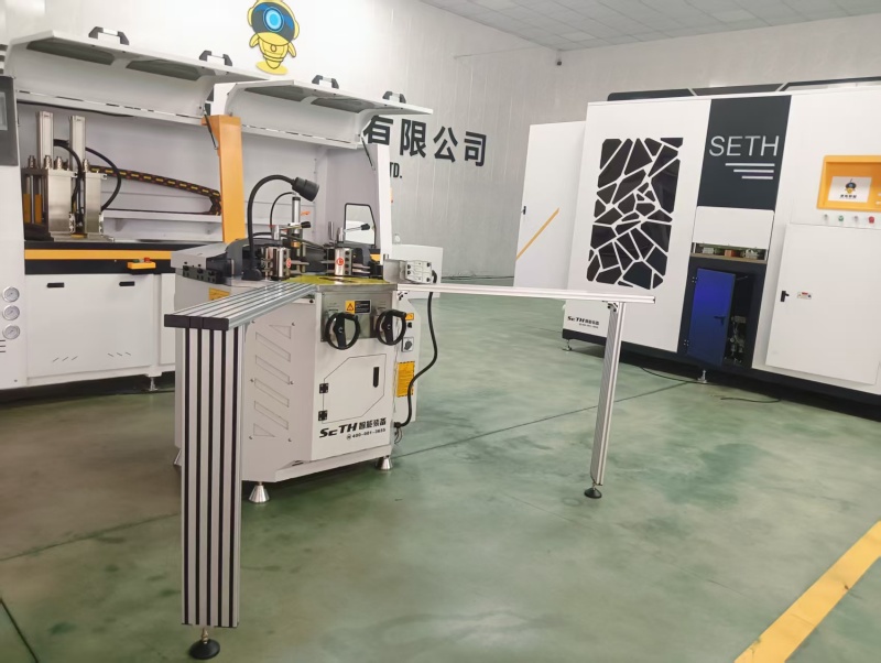 sertisseuse d'angle pour machine à fenêtre.jpg sertisseuse d'angle pour machine à fenêtre.jpg