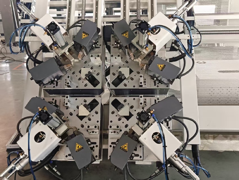 machine à sertir les coins CNC.jpg machine à sertir les coins CNC.jpg